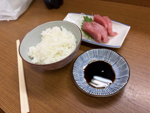 魚源食堂の鮪半分とご飯と刺身醤油