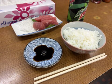 魚源食堂の鮪半分と茶碗ご飯 子ども用の市場めし