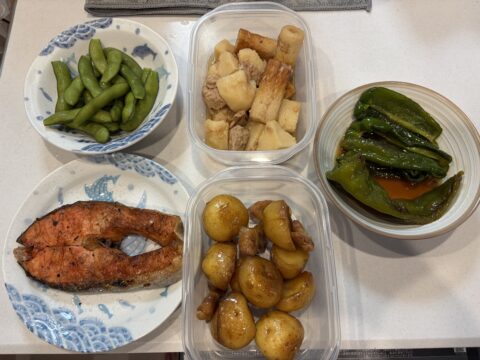 魚源食堂で持ち帰った鮭と枝豆と惣菜の盛り合わせ