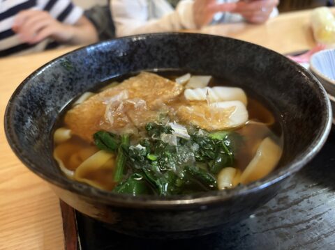 きしめん定食のきしめん。油揚げ、青菜、かまぼこ、花かつおがのる