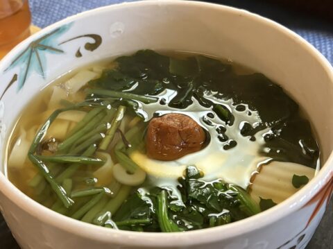 角千本店きしめん茶屋の梅ころきしめん。冷たいつゆに梅干しと青菜