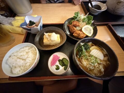 角千本店きしめん茶屋のきしめん定食1000円。きしめん、ご飯、唐揚げ、だし巻き玉子、小鉢、漬物2種