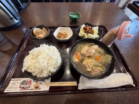 龍虎朱のお椀ちゃんこ定食。ちゃんこ鍋、ご飯中盛、小鉢3種とごま