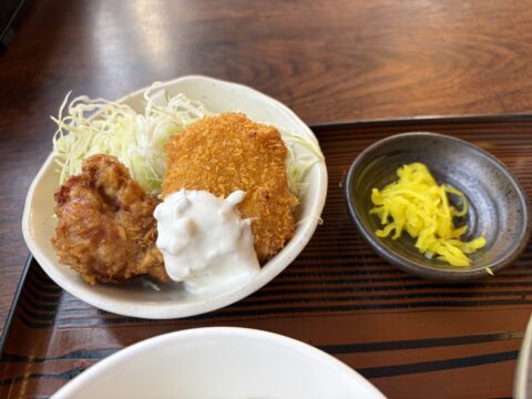 きしめん定食に付く唐揚げとコーンクリームコロッケ、大量の刻みキャベツとたくあん
