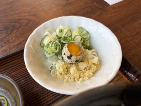 きしめん定食の薬味小鉢。刻みねぎ、天かす、殻を切った鶉の卵