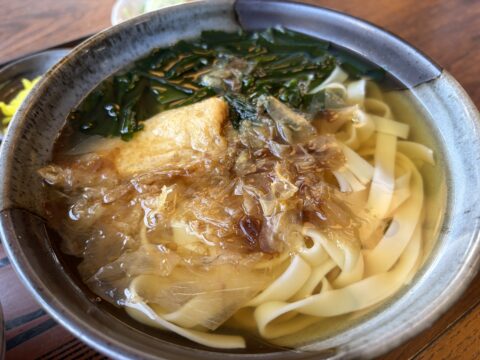 きしめん竹亭のきしめん。白だしのつゆに油揚げ、若芽、花かつおがのる
