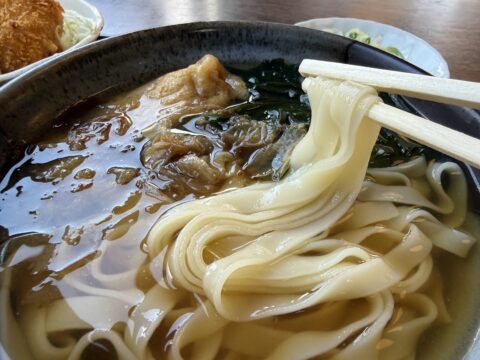 きしめん竹亭の平打ち麺のリフトアップ。つるりとした幅広のきしめん