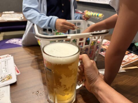横綱ジョッキの生ビール。奥では子供がおもちゃを選んでいる