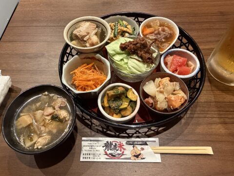龍虎朱の本日のおばんざい盛合せ八寸。白菜ニラキムチ、牛すじ煮込み、とろとろ角煮と大根などの小鉢
