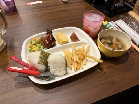 龍虎朱のちびっこ力士プレート実物。おにぎり2個、唐揚げ、玉子焼き、枝豆コーン、ポテト、ミニお椀ちゃんこ