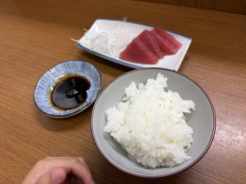 魚源食堂のもう一人分のお子様ランチ。鮪の刺身と炊きたてのご飯