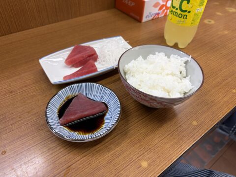 魚源食堂のお子様ランチ。鮪の刺身半分と茶碗ご飯、醤油の小皿