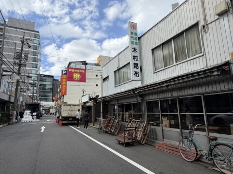 柳橋中央市場の通り。昔ながらの乾物屋や問屋が軒を連ねる