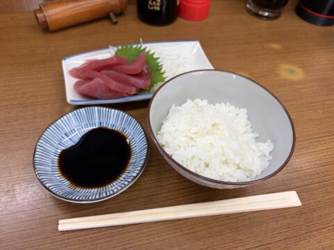 魚源食堂のお子様ランチ。鮪の刺身と茶碗ご飯、醤油の小皿