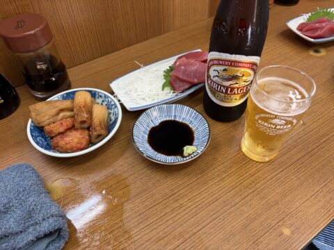 魚源食堂でようやく始まったお父さんの朝酒。キリンラガーの大瓶と揚げ物、鮪の刺身