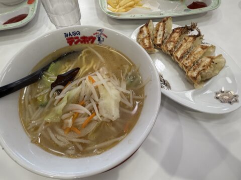 テンホウのタンメンと餃子。丼にも「みんなのテンホウ」のロゴ