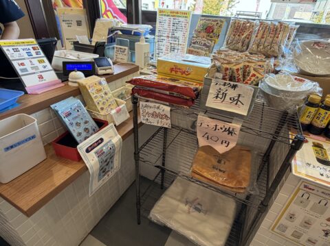 レジ横。オリジナルグッズやテイクアウト商品が並ぶ