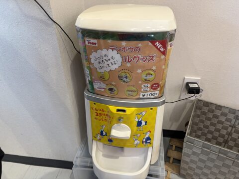 店内にあるガチャガチャ。オリジナルグッズ100円