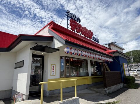 長野のローカルチェーン「みんなのテンホウ」の外観。赤い屋根の店舗