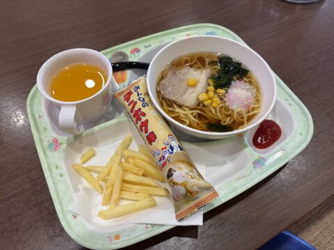 テンホウのキッズプレート。ラーメン、ポテト、テンホウ棒、ジュース、ケチャップ付き