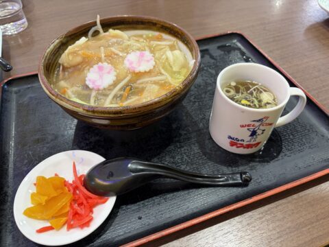 テンホウの中華丼。漬物2種(たくあんと紅生姜)とスープ付き