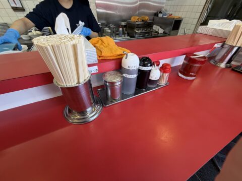 赤いカウンターと卓上調味料
