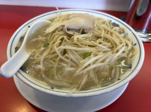 天地返しをしたラーメン福のラーメン。麺とチャーシューが現れる
