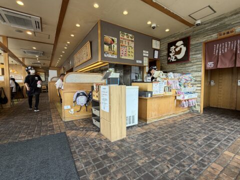 本店の受付エリア。発券機と広々とした待合スペース