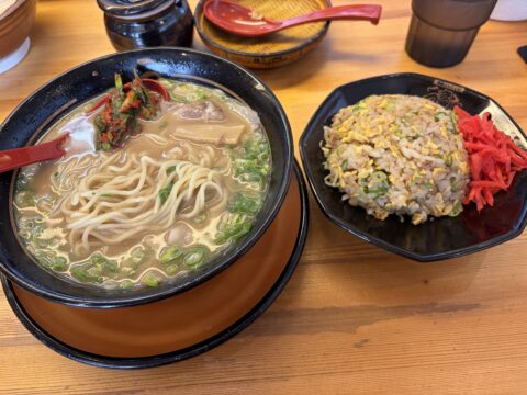 うま屋のチャーラーにニラ辛子と紅しょうがを乗せた状態。薄切りチャーシューと麺