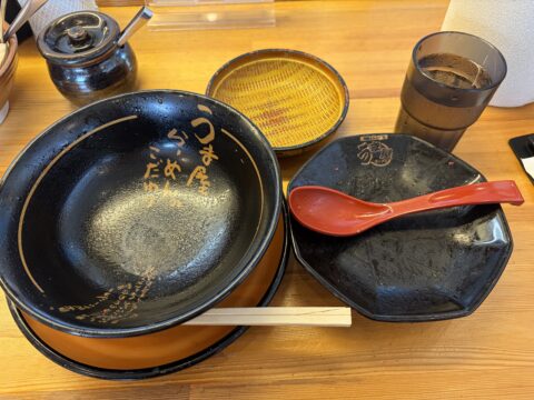 完食完飲したうま屋の丼。底に「うま屋のこだわり」の文字が現れる