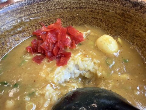 とろろご飯に福神漬を乗せた状態。カレーうどんの器の中に現れたカレーライス