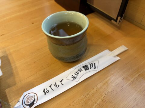 勢川本店の食後。お茶と「うどんそば処 勢川」の箸袋