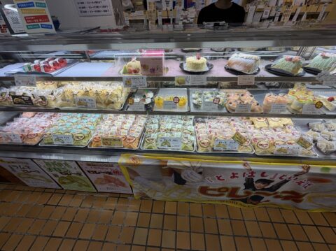 ボンとらや本店の店内。ショーケースの生ケーキとピレーネの掲示