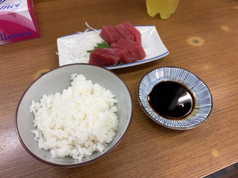 魚源食堂のお子様ランチ。鮪の刺身と茶碗ご飯、醤油の小皿