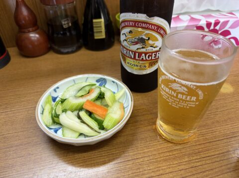 魚源食堂のセロリの浅漬とキリンラガーの大瓶ビール