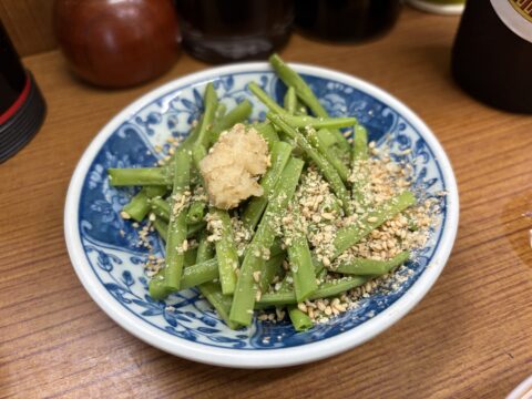 魚源食堂の十六ささげの胡麻和え。辛子が添えられている