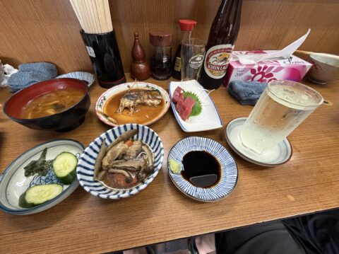 秋刀魚の代わりに冷酒と、子どもたちの食べ残しが並んだテーブル