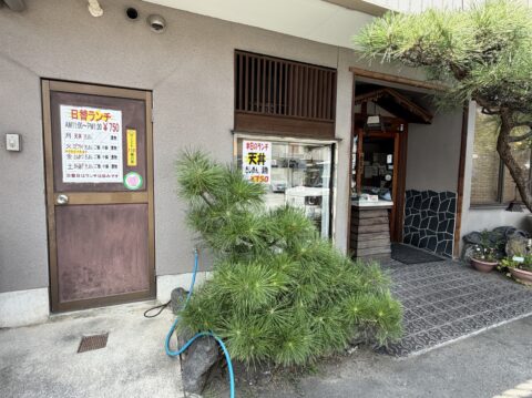 めん処大幸の入口。暖簾と食品サンプルのショーケース