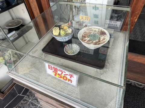ショーケースの食品サンプル。月曜の日替わりランチは天丼ときしめん