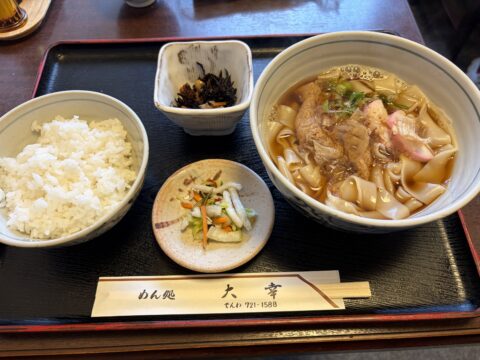 めん処大幸のきしめん定食。きしめん、白飯、小鉢、香の物が並ぶ名古屋市東区の老舗麺類食堂ランチ