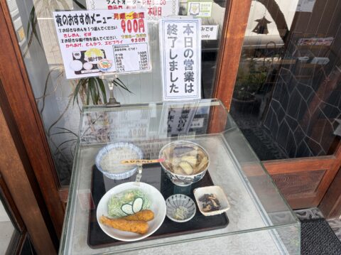 帰り際のショーケース。翌日のエビフライの食品サンプルに入れ替わっている