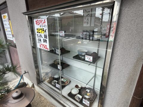 翌日のショーケース。「本日のランチ エビフライ ￥750」の掲示
