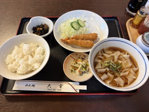 火曜の日替わりランチ。エビフライ、素のきしめん、ごはん、小鉢、漬物