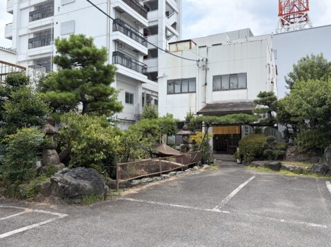 鯉が泳ぐ池のある庭。老舗和食店らしい風格