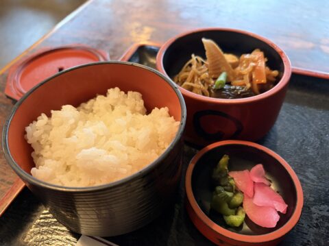 お櫃を開けたご飯と、小鉢の煮物、二種類の漬物