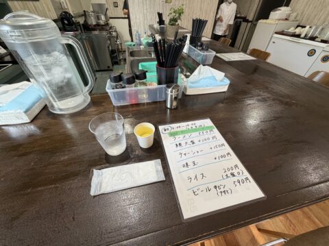 朝ラーの卓上のお水と台湾茶、朝メニューの品書き