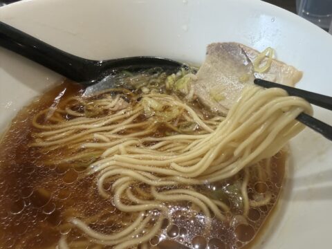 細めストレート麺を持ち上げた麺リフト