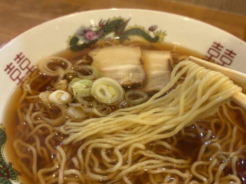 中華そばの縮れ麺を持ち上げた麺リフト
