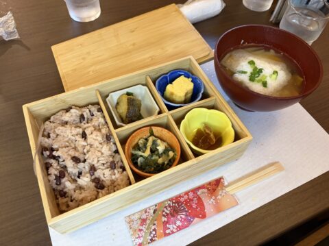 喜与女茶寮の喜(よろこび)小箱。木箱に赤飯と色とりどりの小鉢、とろろけんちん汁