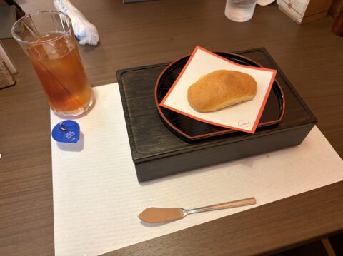 喜与女茶寮のぱん小箱。きよめぱんのパンとアイスティー、バターナイフ
